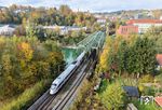 Mit knapp einstündiger Verspätung rollt 411 055 als ICE 91 von Hamburg-Altona nach Wien Hbf über die Innbrücke in Passau. (21.10.2025) <i>Foto: Joachim Schmidt</i>