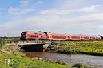 218 470 mit RE 11016 nach Westerland (Sylt) auf der Brücke über die Soholmer Au zwischen Langenhorn und Stedesand. (26.09.2025) <i>Foto: Joachim Bügel</i>