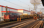 Begegnung der zur EfW-Verkehrsgesellschaft gehörenden 221 122 und 41 360 von DTO Oberhausen im Bahnhof Wuppertal-Oberbarmen. (23.04.2010) <i>Foto: Wolfgang Bügel</i>