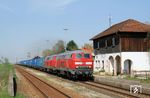 217 022 und 217 003 fahren mit KT 50341 auf dem Weg nach Burghausen durch den Betriebsbahnhof Pirach. (24.04.2006) <i>Foto: Stefan von Lossow</i>