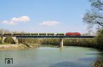233 486 mit dem Müllzug 51027 auf der Innkanalbrücke in Mühldorf am Inn. (24.04.2006) <i>Foto: Stefan von Lossow</i>