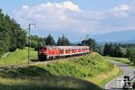 218 166 mit RE 30642 nach Garmisch-Partenkirchen bei Polling. (01.07.2006) <i>Foto: Stefan von Lossow</i>