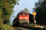 218 342 mit RE 30642 am südlichen Einfahrvorsignal von Huglfing. (23.09.2006) <i>Foto: Stefan von Lossow</i>