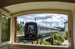 Blick aus dem Museumsstellwerk "Rn" in Rendsburg auf den Dieseltriebzug MF 5278 ("Gumminase") der Danske Statsbaner (DSB) als IC 396 von Hamburg Hbf nach København H. (15.07.2024) <i>Foto: Thorsten Eichhorn</i>