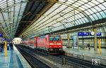Mit neunminütiger Verspätung fährt 146 282 mit RE 3174 (Stendal Hbf - Berlin Hbf) in den Bahnhof Berlin-Spandau ein. (30.10.2025) <i>Foto: Thorsten Eichhorn</i>