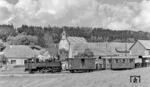 ÖBB 298.207 fährt mit R 6368 in Alt Weitra ein. Im Hintergrund ist die römisch-katholische Filialkirche zu sehen, eine romanische Kirche aus dem 12. Jahrhundert. (06.1980) <i>Foto: Karsten Risch</i>