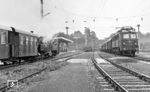 Im Bahnhof Garsten trifft planmäßig der Schmalspurzug 3662 aus Grünburg mit 298.51 u. 298.56 ein, während ÖBB 1118.01 mit einem Personenzug nach Hieflau den Anschluss abwartet. (1976) <i>Foto: Karsten Risch</i>