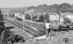 Der Blick von der Buchholzstraße auf den Bahnhof Garsten mit Schmalspur- und Normalspurbahn war nicht nur bei Eisenbahnfotografen beliebt. (08.1980) <i>Foto: Karsten Risch</i>