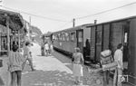 Fahrgastwechsel in der Station Grünburg. Neben einer beeindruckenden Altstadt war Grünburg im Sommer auch Ausgangspunkt für viele Wanderungen in der Natur. (08.1980) <i>Foto: Karsten Risch</i>