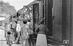 Fahrgastwechsel in der Station Grünburg.  (08.1980) <i>Foto: Karsten Risch</i>
