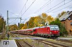 Nachschuss auf den ersten planmäßigen Talgozug-Einsatz der DSB mit EB 3226 und 3225 (Zugschluss) am Bü Bergstraße in Owschlag. (03.11.2025) <i>Foto: Thorsten Eichhorn</i>