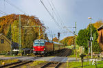 DSB EB 3242 rauscht mit EC 394 nach København H durch den Bahnhof Owschlag.  (03.11.2025) <i>Foto: Thorsten Eichhorn</i>