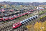 In Hagen-Vorhalle passiert TRI 110 198 mit DLr 56716 nach Köln Bbf viele arbeitslose DB-Cargo-Loks. (05.11.2025) <i>Foto: Joachim Schmidt</i>