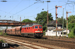 232 553 mit einem Ganzzug in Düsseldorf-Rath. Die Lok wurde am 11. September 2012 in einem Lokzug von Seddin nach Mukran zur Abstellung überführt. (04.06.2010) <i>Foto: Wolfgang Bügel</i>