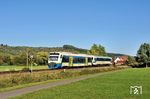 WEG VT 440 mit VS 425 nach Schorndorf bei Miedelsbach-Steinenberg. Am 1. Januar 1995 übernahm die WEG im Auftrag des Zweckverbands den Betrieb auf dem Streckenteil Schorndorf–Rudersberg. Bis 2024 waren vier NE 81 (VT 421, VT 422, VS 425, VS 426, Baujahr 1994) und zwei Regio-Shuttle RS1 (VT 440, VT 441, Baujahr 1999) auf der Strecke m Einsatz. Die Triebwagen waren untereinander kombinierbar, im Regelfall bestanden die beiden Umläufe wie hier aus einem Regio-Shuttle-Triebwagen und einem NE-81-Steuerwagen, die beiden NE-81-Triebwagen dienten als Reserve.  (11.05.2015) <i>Foto: Zeno Pillmann</i>