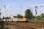 Eine weitere reaktivierte Lok der Baureihe 221 ist 221 135 der Bocholter Eisenbahn Gesellschaft, die hier mit einem Containerzug durch den Bahnhof Düsseldorf-Rath fährt. (29.05.2010) <i>Foto: Wolfgang Bügel</i>