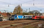 Wettrennen zwischen 101 128 mit RE 13 Ersatzzug 22616 nach Venlo und einer S 8 nach Mönchengladbach (1440 320) in Wuppertal-Unterbarmen. (05.11.2025) <i>Foto: Wolfgang Bügel</i>