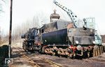 52 8076 wird in ihrem Heimat-Bw Haldensleben bekohlt. Der Brennstoff besteht zum großen Teil aus Braunkohle-Briketts. Braunkohle bietet normalerweise einen Heizwert von 5 bis 6 kWh/kg, während es die dichtere Steinkohle auf 7,5 bis 9 kWh/kg bringt, was unter anderem auf ihren höheren Kohlenstoffgehalt und geringeren Wasseranteil zurückzuführen ist. Die Befeuern einer Dampflok mit Braunkohle war daher wesentlich arbeitsintensiver als mit Steinkohle. (22.03.1981) <i>Foto: Thomas Fischer</i>