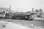 Mit einem Eilzug nach Essen erreicht die Osnabrücker 01 1058 den Bahnhof Dülmen. (23.05.1964) <i>Foto: Bernd Kappel</i>