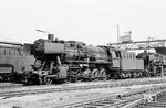 Neben den hochwertigen Schnellzugloks war auch das "Mädchen für alles", die Baureihe 50, in Osnabrück stationiert, fand dort aber meist wenig Beachtung. 50 2888 und 50 289 vom Bw Rbf warten im Bw Hbf auf die nächsten Einsätze. (02.04.1967) <i>Foto: Bernd Kappel</i>