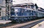 119 001 ist mit dem D 490 "Sassnitz-Express" (München - Probstzella - Berlin - Malmö) in Nürnberg Hbf angekommen. Hier übernahm eine 118 den Zug. (03.1972) <i>Foto: H. Kuhnke</i>
