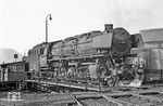 Die 1942 bei Schichau in Elbing gebaute 44 1685 gehörte seit Oktober 1969 dem Bw Ehrang an. Mittlerweile mit EDV-Nummer 044 685-6 ausgestattet, nimmt sie in ihrem Heimat-Bw den Weg über die Drehscheibe zum nahen Rangierbahnhof. (07.04.1971) <i>Foto: Wolfgang Bügel</i>