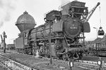 Fast ununterbrochen tauchten Loks an den Behandlungsanlagen des Bw Ehrang auf. Hier ist es 044 385 vor Bekohlungsanlage und Wasserturm. (07.04.1971) <i>Foto: Wolfgang Bügel</i>