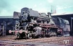 50 4017 setzt sich im Bw Osnabrück Hbf in Bewegung. Zusammen mit fünf ihrer Hammer Schwesterloks fiel sie der Ausmusterungswelle vom 22.11.1966 zum Opfer, nachdem sie am 27.08.1966 wegen Ablaufs der L3-Zeitfrist abgestellt worden war. (30.04.1966) <i>Foto: Helmut Dahlhaus</i>