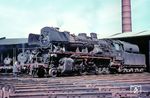 Die Hammer 50 4018 (mit Vollscheibenvorlaufrad) sonnt sich vor dem Schuppen im Bw Osnabrück Hbf. Auch sie überlebte das Aufnahmejahr 1966 nicht mehr. (30.04.1966) <i>Foto: Helmut Dahlhaus</i>