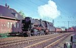 50 4018 dampft mit einem Güterzug durch den Bahnhof Mersch (Westf) auf dem Weg nach Osnabrück.  (30.04.1966) <i>Foto: Helmut Dahlhaus</i>
