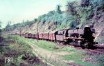 50 4022 (Bw Hamm G) mit einem langen Güterzug auf der Steigung zum Lengericher Tunnel. (30.04.1966) <i>Foto: Helmut Dahlhaus</i>