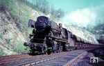 50 4023 (Bw Hamm G) rollt mit einem Güterzug aus dem Lengericher Tunnel kommend südwärts. (30.04.1966) <i>Foto: Helmut Dahlhaus</i>