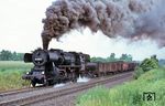 Die Wustermarker 52 4826 hat vor einem Kohlezug bei Berlin-Schönefeld gut zu tun. (16.06.1974) <i>Foto: Helmut Dahlhaus</i>