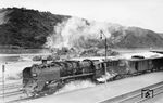 50 228 (Bw Darmstadt-Kranichstein) fährt mit einem Güterzug durch den Bahnhof Kaub südwärts. (17.08.1952) <i>Foto: Carl Bellingrodt</i>