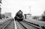 Nicht ganz ungefährlich war der Standort der Fotografin bei der Durchfahrt der Cottbuser 52 3839 im Bahnhof Frauenhain nördlich von Großenhain. (27.09.1956) <i>Foto: Historische Sammlung der Deutschen Bahn AG (Ruth Stier)</i>