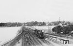 57 2696 (Bw Lindau) schleppt eine österreichische 629 (ab 1938 BR 77²) über den Bodenseedamm ins Bw Lindau. Die preußische G 10 tat ab August 1943 Dienst bei der WVD Südost und blieb nach 1945 als 35-143 bei der jugoslawischen JDŽ. (26.06.1934) <i>Foto: DLA Darmstadt (Bellingrodt)</i>
