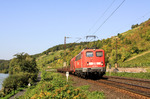 Die jahrzehntelang zuverlässigen Loks der Baureihe 140 verwschwinden eher leise von den Gleisen der DB AG. Mit einem kurzen Güterzug ist hier die Kornwestheimer 140 368 im Maintal bei Gambach unterwegs. Ein Jahr später war auch sie abgestellt. (22.09.2010) <i>Foto: Wolfgang Bügel</i>