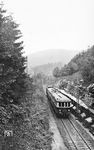 Ab 1935 waren fünf elT 18 im Bw Breslau Freiburger Bahnhof beheimatet. Sie verkehrten auf der Relation Breslau—Hirschberg (Riesengeb) und von dort aus als Flügelzüge weiter nach Krummhübel und Polaun. Ihr Einsatz währte jedoch nicht lang, denn besonders auf den steigungsreichen Gebirgsstrecken und beim Fahren mit Steuerwagen gelangten die Triebwagen an ihre Leistungsgrenzen (Erwärmung der Fahrmotoren). Bald wurden sie von den leistungsstärkeren ET 31 abgelöst. elT 1825 (späterer ET 25 022) ist hier als Pt 1402 (Polau ab 14.02 Uhr – Hirschberg/Riesengeb an 13.25) bei Josephinenhütte unterwegs. (12.06.1936) <i>Foto: DLA Darmstadt (Bellingrodt)</i>