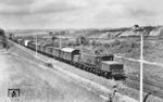 Die Würzburger E 94 275 (ein Nachkriegsbau von Krauss-Maffei, 1954) mit einem Güterzug bei Rottendorf.  (19.05.1955) <i>Foto: Carl Bellingrodt</i>
