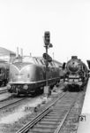 In Hannover Hbf trifft die Bebraer 01 1101 auf V 200 079 aus Hamm (Westf). (25.06.1961) <i>Foto: Joachim Wohlfarth</i>