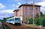928/628 261 als RB 7924 nach Heidelberg Hbf im Bahnhof Bad Rappenau. Das Empfangsgebäude ist ein klassizistisches Gebäude aus der Zeit des Eisenbahnbaus um das Jahr 1868. Heute beherbergt es die Bahnhofsgalerie, in der es einen kleinen Blumenladen, eine Filiale der Bahnhofsbuchhandlung, ein KundenCenter der AOK, eine Bäckerei und ein kleines Reisezentrum der DB gibt.  (09.09.1990) <i>Foto: Wolfgang Bügel</i>