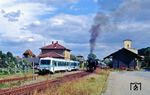 Im Bahnhof Grombach kreuzt 628 302 als RB 7933 mit dem Sonderzug der 01 1066. (09.09.1990) <i>Foto: Wolfgang Bügel</i>