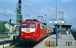 110 217 fährt mit dem D 1444 (Magdeburg - Helmstedt - Hannover - Düsseldorf - Köln) durch den Bahnhof Köln-Deutz. (13.09.1990) <i>Foto: Joachim Bügel</i>