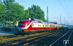 Der zum Bestand des Verkehrsmuseums Nürnberg gehörende 601 014/019 rauscht als Lt Richtung Köln durch den Bahnhof Solingen-Ohligs (heute Solingen Hbf). 2001 bestand die Hoffnung auf den Wiederaufbau und Wiederinbetriebnahme des TEE durch die Deutsche Bahn. Die Kosten der Restaurierung stiegen jedoch auf bis zu fünf Millionen Euro, unter anderem wegen der heutigen Sicherheitsstandards (für Notausstiege, nichtentflammbare Teppichböden usw.), sodass das Projekt gestoppt werden musste. 601 014 wurde im Januar 2020 in Villingen (Schwarzw) zerlegt. (14.09.1990) <i>Foto: Joachim Bügel</i>