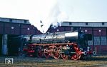 Mit abblasenden Sicherheitsventilen präsentiert sich die DB-Museumslok 01 1100 im Bw Gelsenkirchen-Bismarck. (14.09.1990) <i>Foto: Wolfgang Bügel</i>