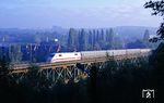 401 019 mit dem ICE-Dummyzug Dsts 83392 des AW Opladen auf der Ruhrbrücke in Essen-Kettwig. (15.09.1990) <i>Foto: Wolfgang Bügel</i>