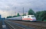 Nachschuss auf den ICE-Dummyzug Dsts 83393 nach Opladen mit Triebkopf 401 019 auf der Güterzugstrecke in Düsseldorf-Rath. (15.09.1990) <i>Foto: Wolfgang Bügel</i>