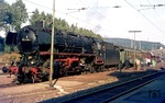 044 456 ist mit Dg 53840 in Altenbeken eingetroffen. Wegen der Güterzugmitfahrmöglichkeit ist der Zug ausnahmsweise an den Bahnsteig gefahren. (20.09.1975) <i>Foto: Wolfgang Bügel</i>
