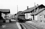 64 023 hat im Bahnhof Heimbuchenthal für die Rückfahrt am P 3840 nach Obernburg-Eisenfeld umgesetzt. (19.08.1962) <i>Foto: Karl-Ernst Maedel</i>