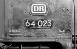 Die Führerhausbeschriftung der Aschaffenburger 64 023, angetroffen im Bahnhof Heimbuchenthal. (19.08.1962) <i>Foto: Karl-Ernst Maedel</i>